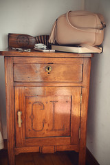 Mesita de noche muy antigua 