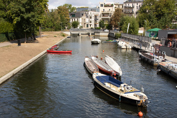 Obraz premium Bild vom Leipziger Stadt Hafen im hintergrund mit wunderbahren Wohnhäusern.Ein Paradis für Wasser Sport,Boot fahren Rudern und Paddeln.