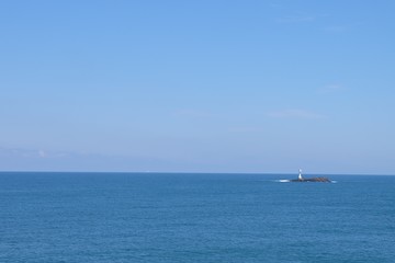 Obraz premium 海と灯塔