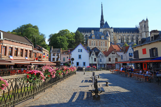 Cath&eacute;drale d'Amiens vu du quartier saint-Leu