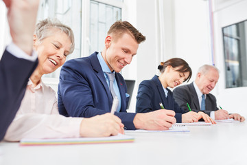 Mitarbeiter schreiben Test im Seminar