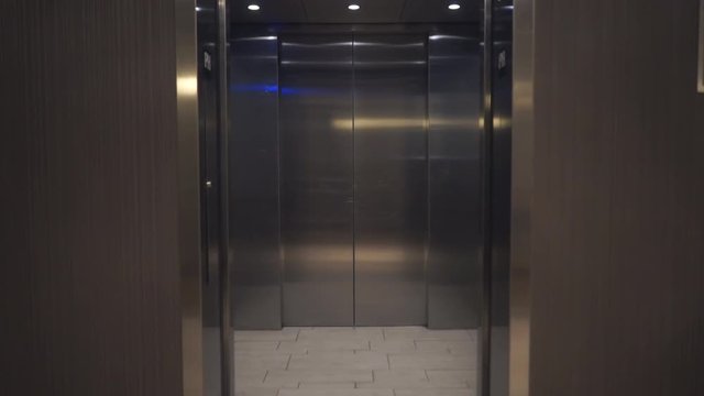  Elavator door opens and shuts