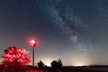 Rotes Haltesignal und Milchstraße, Sternenhimmel © ohenze
