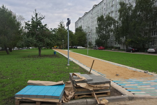 Laying of paving slabs in Strogino, Moscow