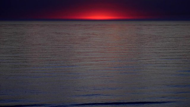 G&ouml;tterd&auml;mmerung - wundersch&ouml;ner Sonnentergang bei ruhiger See 