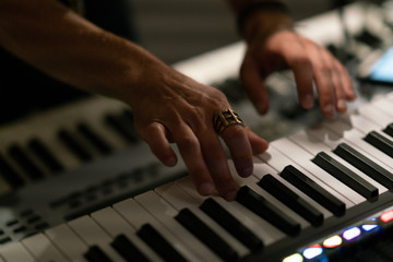 Obraz premium close up of hands playing keyboards