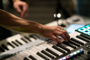 Obraz premium close up of hands playing keyboard