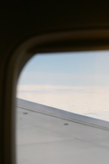 Flugzeugflügel aus einem Fenster beim Flug 2