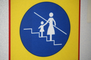 Kinder an die Hand nehmen auf der Gangway