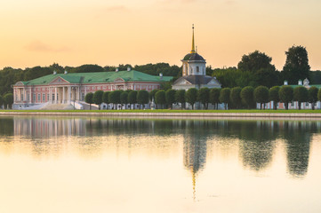 Obraz premium Evening serenity of the palace pond, included into ensemble of the State reserve museum Kuskovo, former aristocratic summer country estate of the russian nobility of the 18th century. Moscow. Russia.