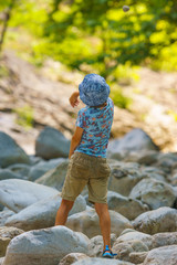 children play in the mountains
