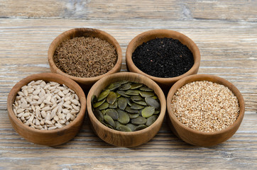 Verschiedene Kerne in Holzschälchen