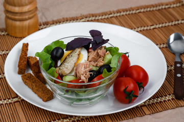 Niçoise salad with cherry tomatos and croutons