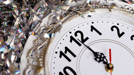 Новый 2019 год. Часы показывают 12 полночь. Блестящая мишура.
