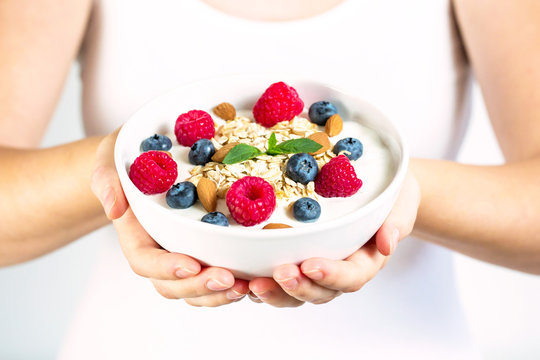 Gesundes M&uuml;sli mit Haferflocken, Joghurt, Himbeeren, Blaubeeren und Mandeln