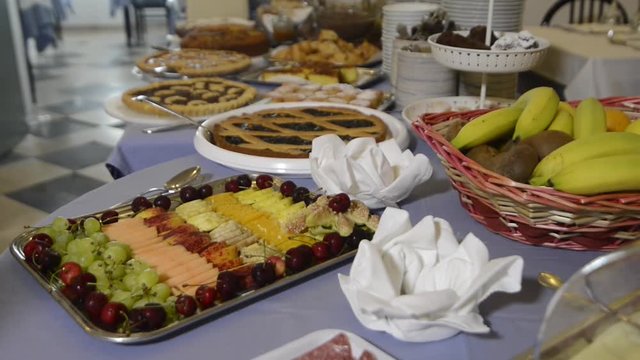 Buffet della colazione servito in un hotel
