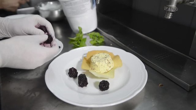 Pasticcere prepara dei dolci nella cucina di un ristorante