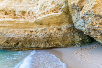 Einsame Badebucht mit Zugang über eine Höhle im Felsen