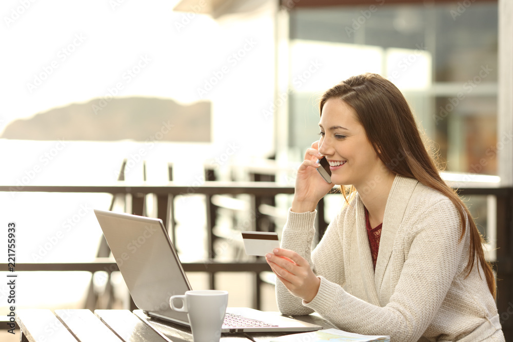 Wall mural Tourist buying online and having phone conversation