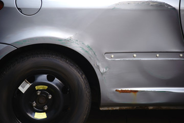 Beschädigte Seitenkarosse Unfallwagen  / Die verbeulte und beschädigte Seitenkarosse eines Automobils nach einem Unfall.