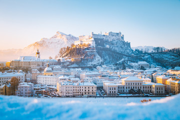 Obraz premium Historyczne miasto Salzburg w zimie, Austria