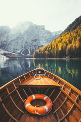 Traditionele roeiboot op een meer in de Alpen in de herfst