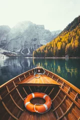 Plexiglas keuken achterwand Meer Traditionele roeiboot op een meer in de Alpen in de herfst