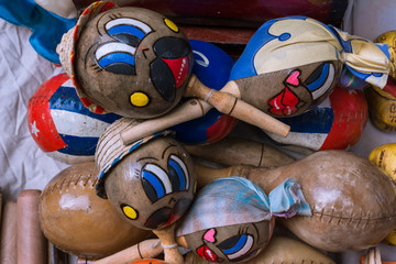 Maracas con la bandera y mujer típica cubana.