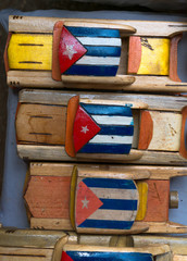 Autos de madera con la bandera cubana.