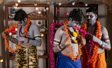 Obraz premium Three boys get ready for stage
