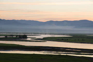 モンゴルの大平原の朝