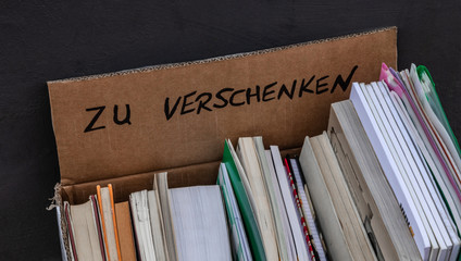 Fototapeta premium Bücher zu verschenken Bücherkarton