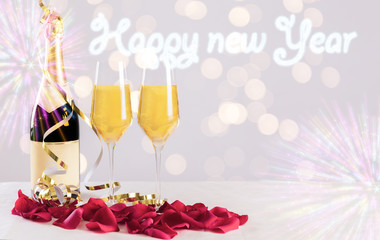 Silvester Party mit Champagner und Rosenblättern vor einem unscharfem Hintergrund und dem text...
