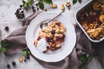 Cobbler ou Crumble Pêches et Mûres et Crème Coco