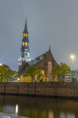 Naklejka premium Hauptkirche Hamburg bei Nacht