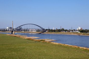 Fototapeta premium eisenbahnbrücke neuss