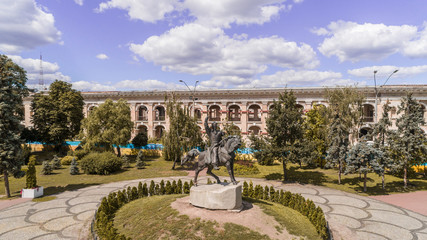 Obraz premium Aerial view of the monument to Peter Sagaidachnoy. Contract area. Sky. Kiev (Kyiv). Ukraine.
