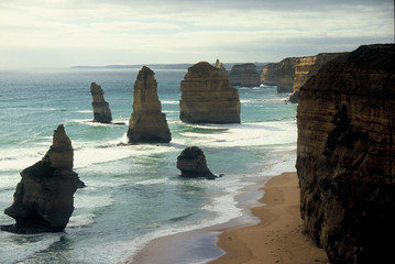 Vista panoramica della costa con scogli di forma particoòare - Twelve Apostles - Great Ocean Road - Victoria - Australia
