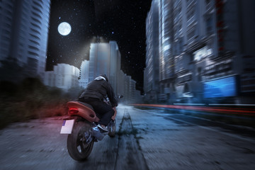 Motorrad fährt nachts durch eine mystische Strasse