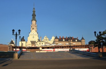 Widok Wzgórza Jasnogórskiego w Częstochowie, Polska, wieża katedry, budynki klaszoru paulinów, ołtarz zewnętrzny 