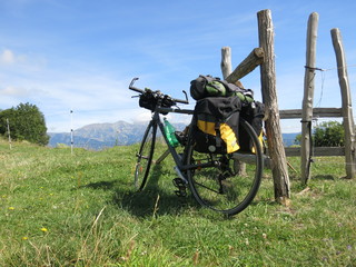 Vélo de cyclotourisme noir et sacoches jaunes en montagne dans les pyrénées 