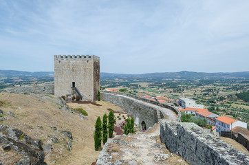 Fototapeta na wymiar En la muralla del castillo de Celorico da Beira. Portugal.
