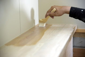 造作家具のニス塗り