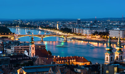 Obraz premium Budapest cityscape over Danube river at blue hour
