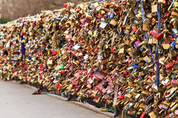 Obraz premium Close up of the padlocks on the Pont de l'Archeveche (Archbishop's Bridge) in Paris