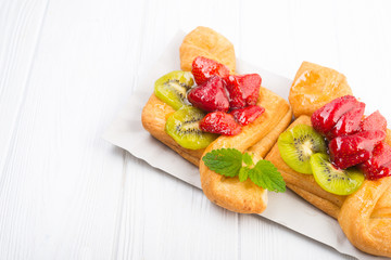 Obraz na płótnie Canvas Sweet bakery with strawberry and kiwi