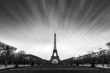 Mooie rustige lange blootstelling uitzicht op de Eiffeltoren in Parijs, Frankrijk, in zwart-wit