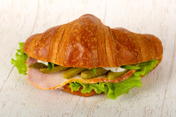 Croissat with ham and cucumbers