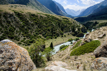 Naklejka premium Panoramic view of the river in the mountains surrounded by forest