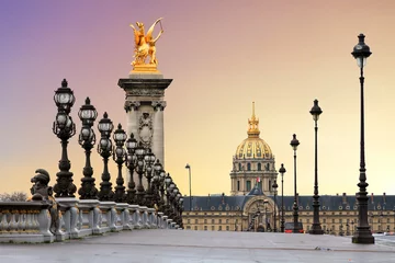 Fotobehang Pont Alexandre III Prachtige zonsopgang bij de Pont Alexandre III en Les Invalides in Parijs
